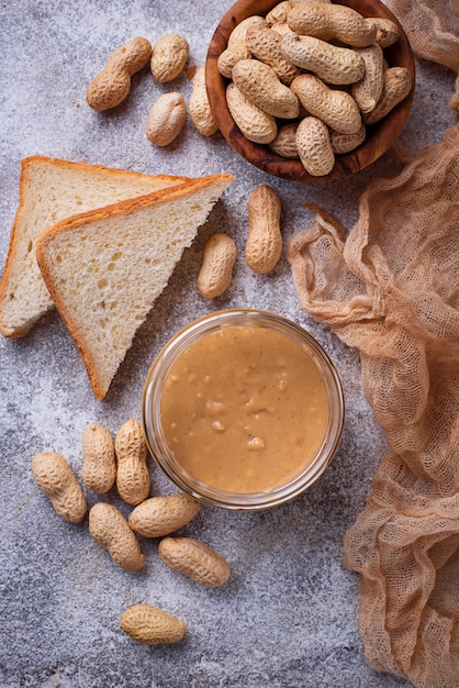 Photo homemade peanut butter and nuts