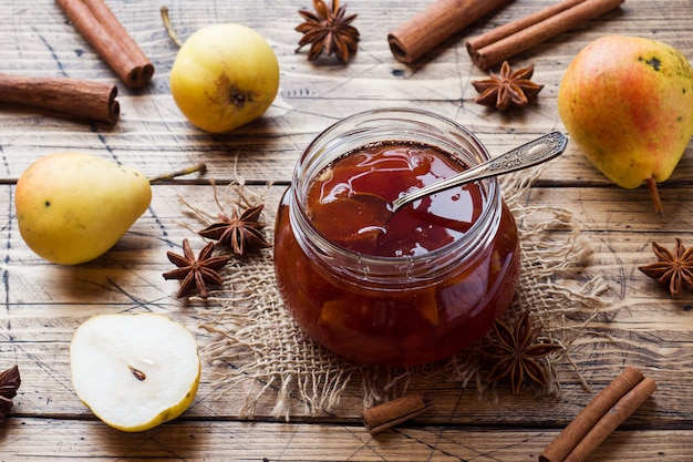 Marmellata di pere fatta in casa in un barattolo e pere fresche