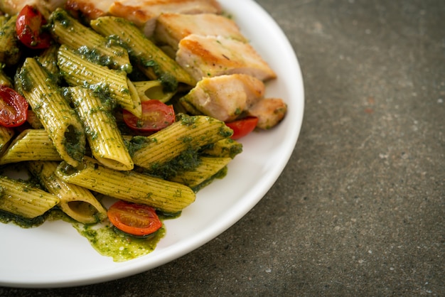Photo homemade penne pasta in pesto sauce with grilled chicken