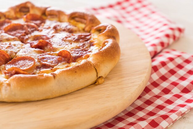 나무 접시에 만든 페퍼로니 피자