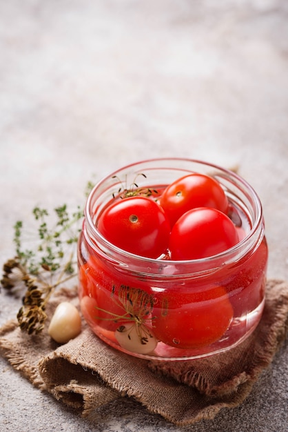 Foto pomodoro ciliegino in salamoia casalingo