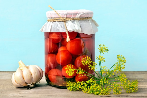 Pomodorini, cetrioli, champignon, aglio, melanzane, peperoni rossi sott'aceto fatti in casa in vasetto