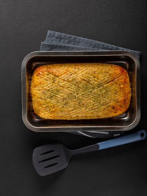 Torta fatta in casa in uno stampo di ferro