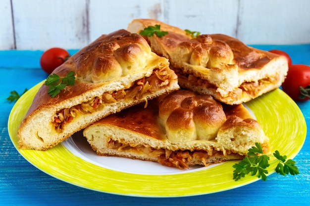 Torta fatta in casa con pezzi di cavolo tritato su sfondo blu.