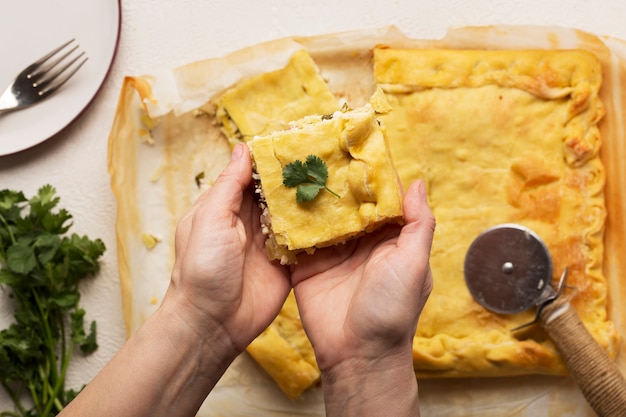 Foto torta fatta in casa con ripieno di frutta o carne