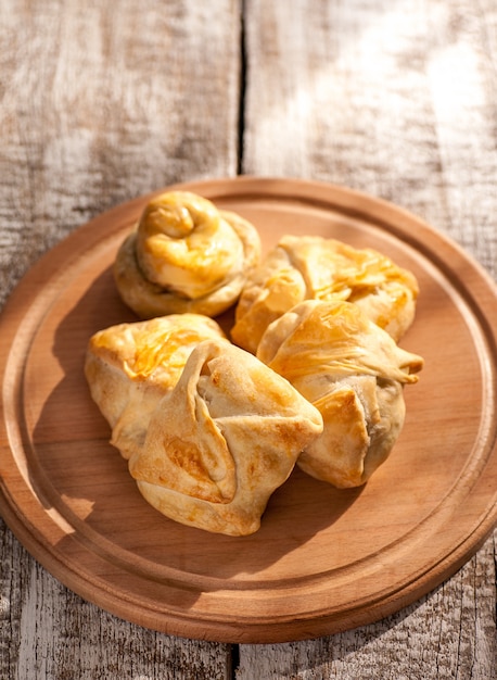 Photo homemade pies on wooden plate