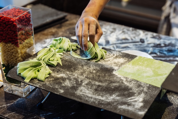 Mucchi fatti in casa di pasta fresca fettuccine di spinaci