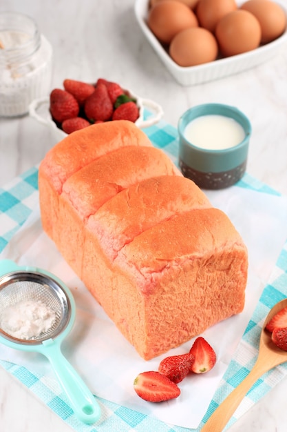 Pane rosa fatto in casa per la colazione, pane rosa morbido e soffice giapponese appena sfornato, popolare come pane al latte di hokkaido. brioche giapponese fatta in casa