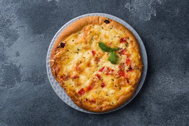 Tortilla di pizza fatta in casa con pomodoro e formaggio