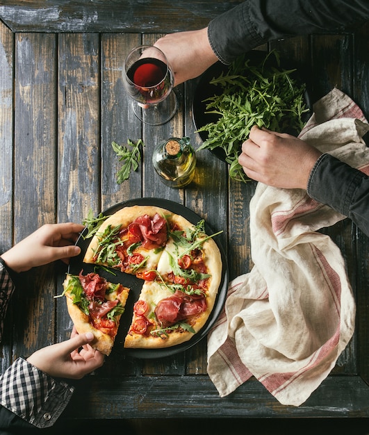 Pizza fatta in casa con bresaola