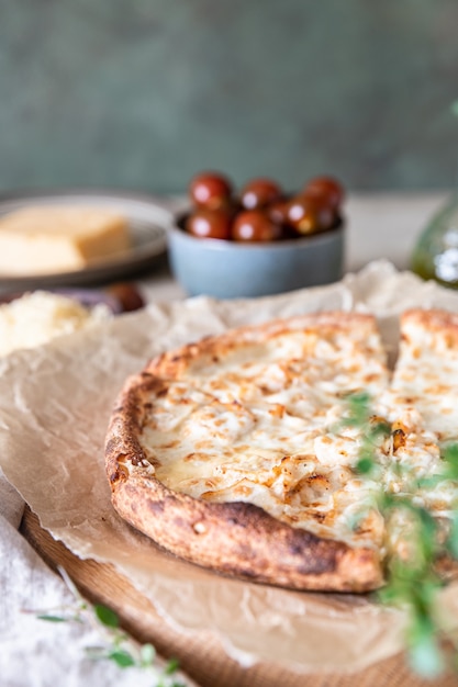 Pizza fatta in casa con pollo e formaggio su besciamella