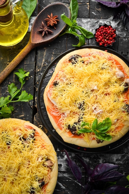 きのこチーズとバジルの自家製ピザ上面図素朴なスタイル
