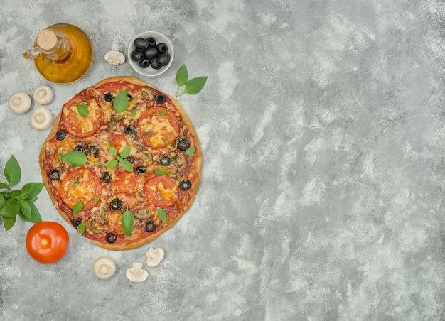 Photo homemade pizza with mushrooms, olives and ingredients on gray background with copy space