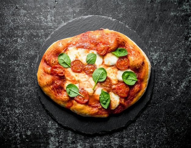 Foto pizza fatta in casa con spinaci