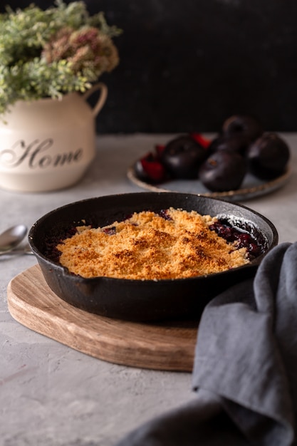 Photo homemade plum crumble in cast iron