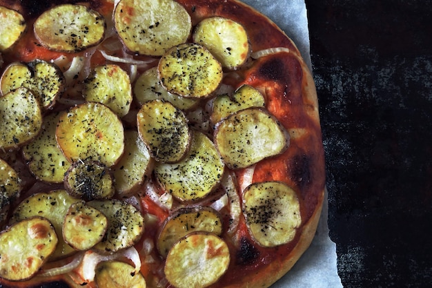 Foto pizza di patate fatta in casa.