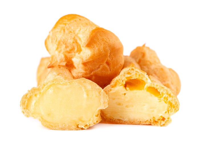 Photo homemade profiteroles with cream isolated