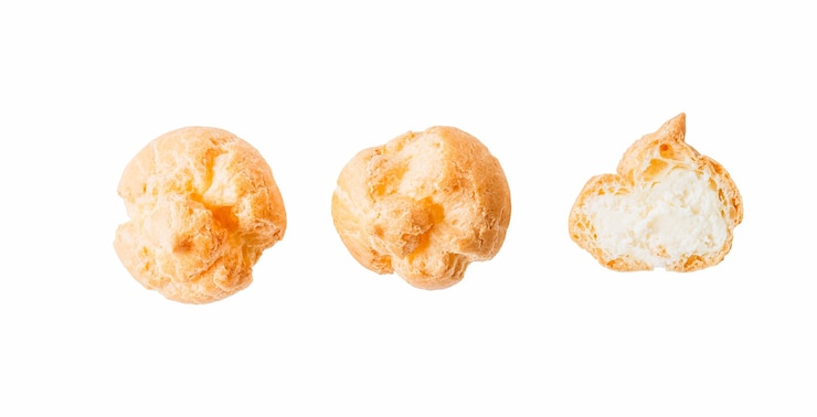 Photo homemade profiteroles with ricotta cream isolated on a white background