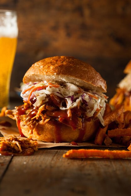 Photo homemade pulled chicken sandwich with coleslaw and fries