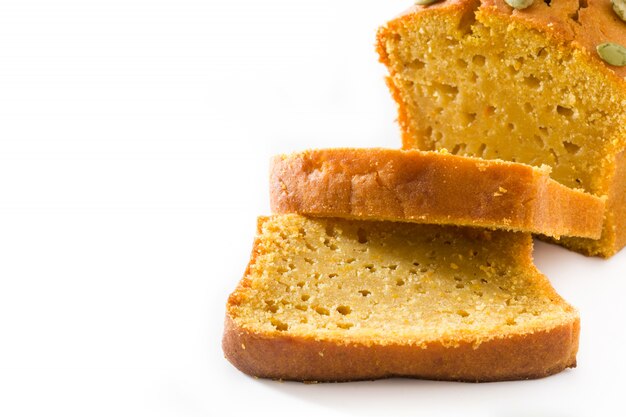 Pane di zucca casalingo isolato su bianco