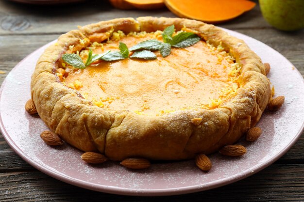 Foto torta di zucca fatta in casa sul tavolo