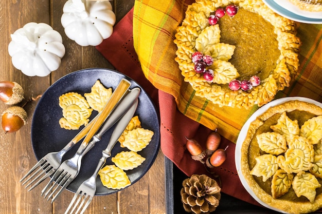 Torte di zucca fatte in casa con foglie stampate autunnali.