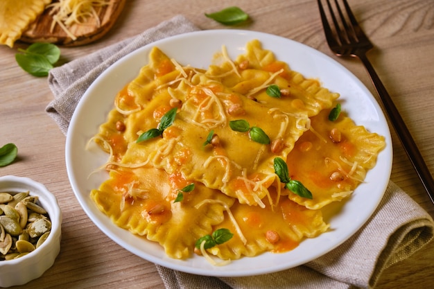 Foto ravioli di zucca fatti in casa con ricotta al basilico