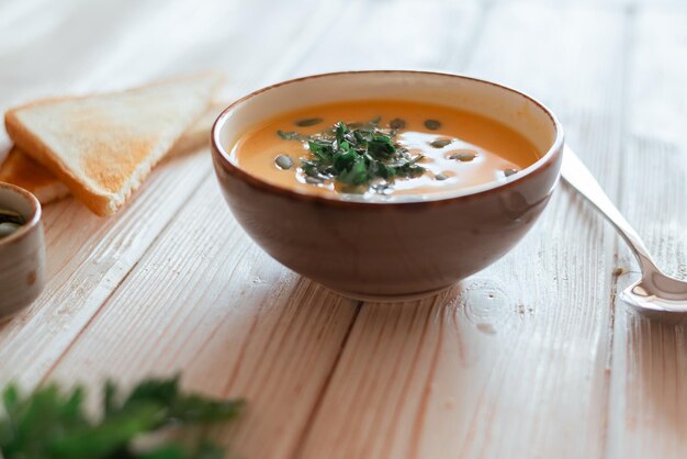 회색 세라믹 그릇에 직접 만든 호박 수프 건강한 야채 채식 출시 음식