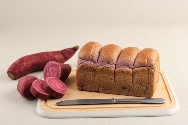 Pane viola fatto in casa a base di patate dolci viola giapponesi con colore naturale. concetto per una sana alimentazione da forno, copia spazio per testo o ricetta su sfondo bianco