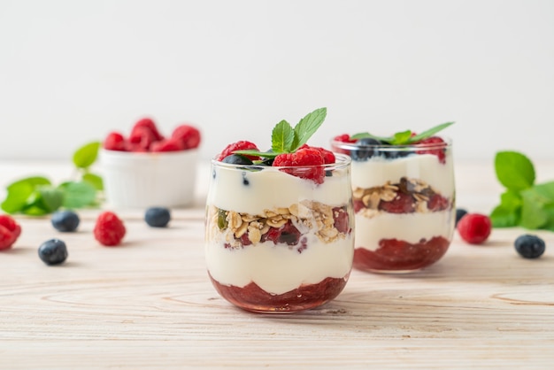Lamponi e mirtilli fatti in casa con yogurt e muesli - stile di cibo sano