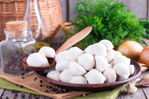 수제 생 pelmeni 또는 접시에 만두.