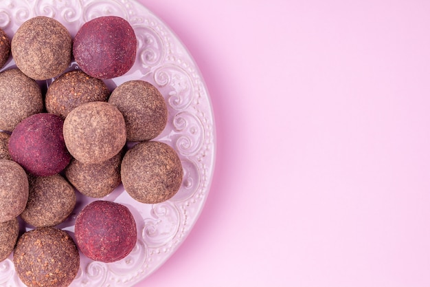 Sfere energetiche fatte in casa di cacao crudo vegano, caramelle al cioccolato salutari di noci, datteri