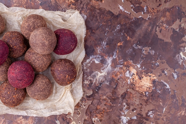 Foto sfere energetiche fatte in casa di cacao crudo vegano, caramelle al cioccolato salutari di noci, datteri