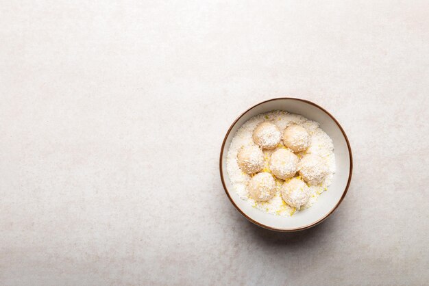 Homemade Raw Vegan Coconut en Lemon Truffels