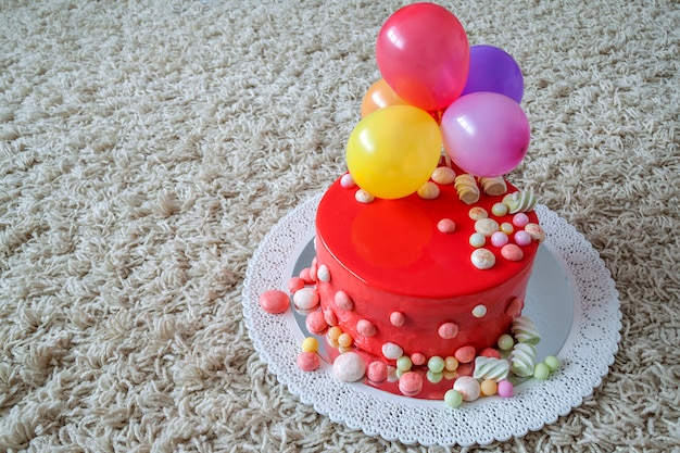 공기 baloons와 홈 메이드 빨간 생일 케이크