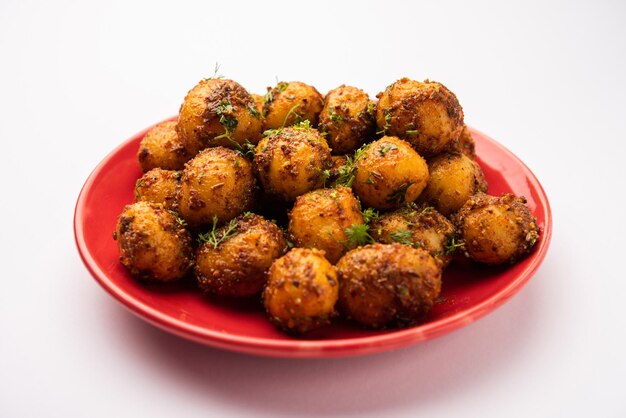 Photo homemade roasted bombay potatoes pan fried little baby potatoes or aloo with jeera seeds and coriander in bowl