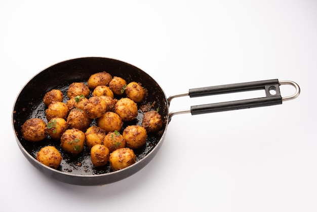 Photo homemade roasted bombay potatoes pan fried little baby potatoes or aloo with jeera seeds and coriander in bowl