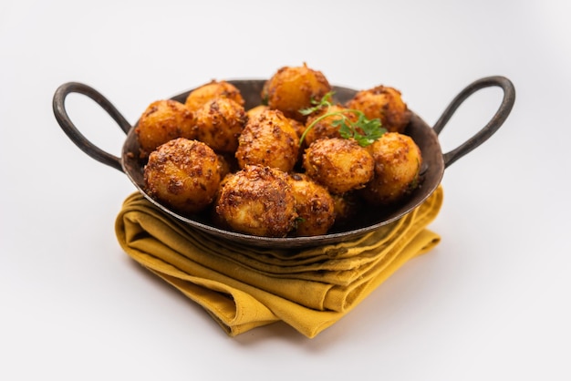 Photo homemade roasted bombay potatoes pan fried little baby potatoes or aloo with jeera seeds and coriander in bowl