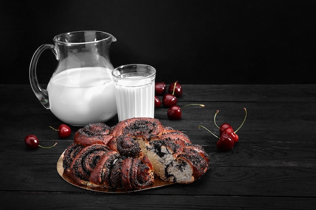 Rotolo fatto in casa con semi di papavero e latte per la colazione.