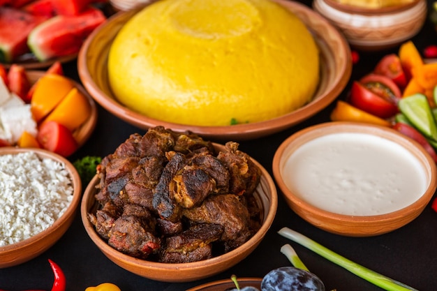 Cibo rumeno fatto in casa con polenta, carne, formaggio e verdure