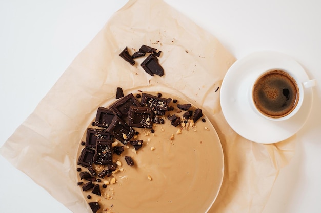 羊皮紙の紙にチョコレートとコーヒーと自家製の丸いケーキ