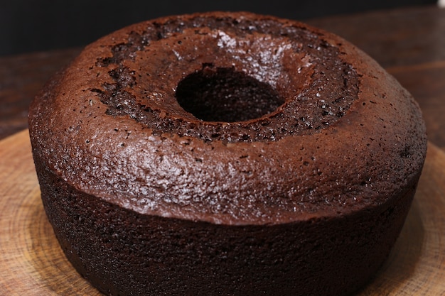 Foto torta al cioccolato rustica fatta in casa. vista dall'alto.