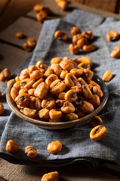 Photo homemade salty corn nuts in a bowl