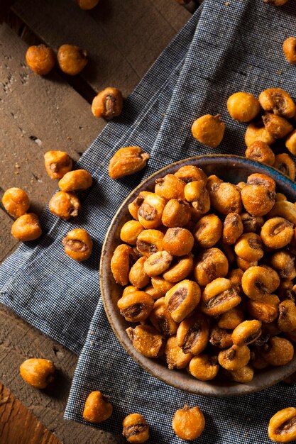 Photo homemade salty corn nuts in a bowl