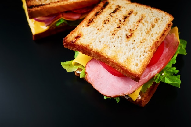 Домашний бутерброд с салатом и ветчиной