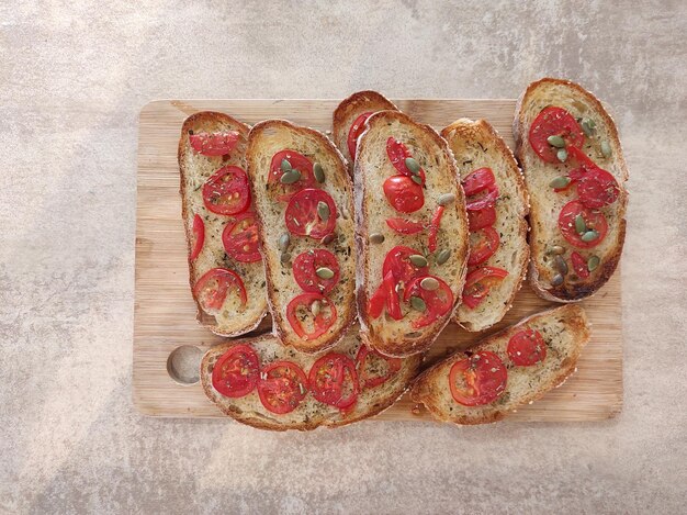 Foto sandwich fatti in casa con pane fatto in casa, pomodori freschi cotti sotto la griglia