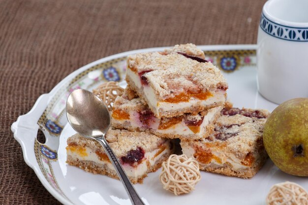 Foto torta di frutta di stagione fatta in casa con crumble