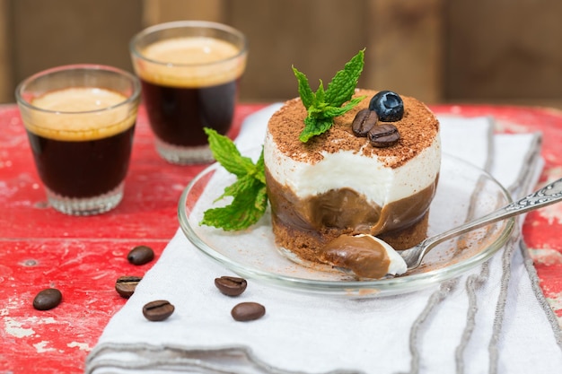 수제 미니 커피와 초콜릿 치즈 케이크