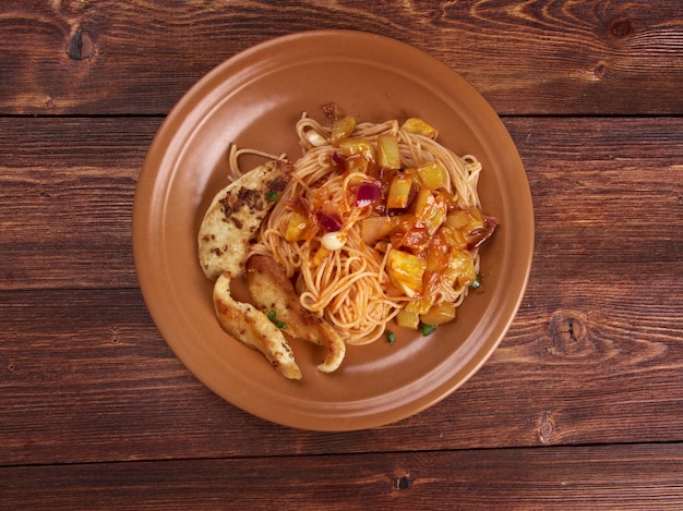 Spaghetti fatti in casa, zucchine filetto di pollo