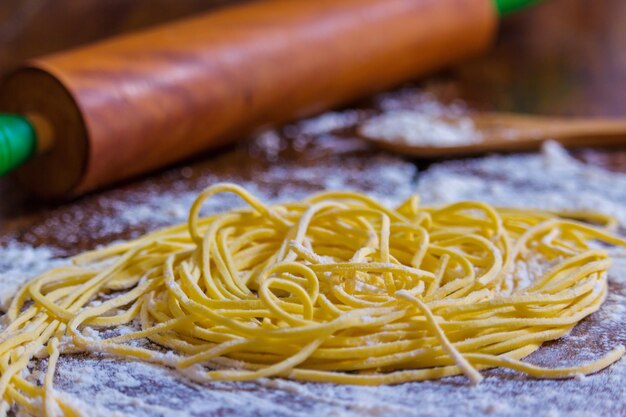 Photo homemade spaghetti noodles and rolling pin